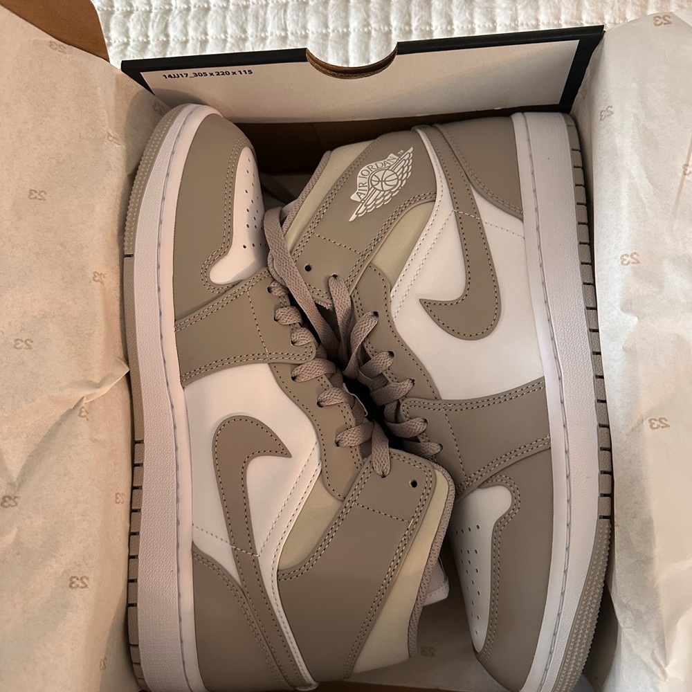 Air Jordan 1 Mid 'College Grey'